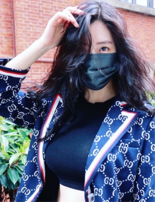 클라라, 명품 로고 가득한 옷으로 휘감았네..잘록 허리라인은 아찔