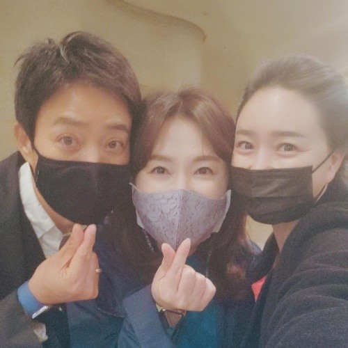 최수종♥하희라 부부, 연극 데이트..손하트로 애정 과시