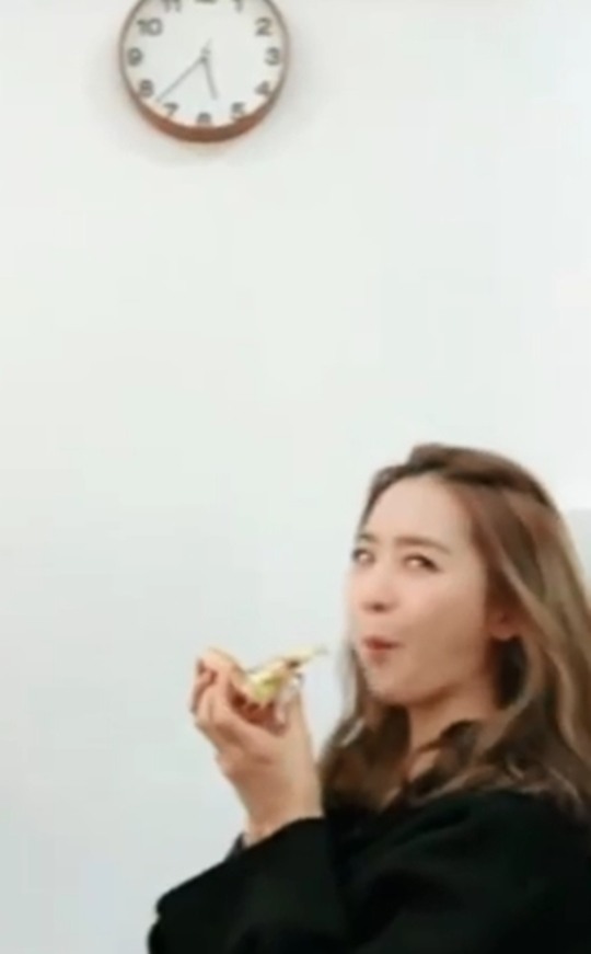 이지애, 새벽 5시 반 피자 먹방..가뿐하게 한 조각으로 아침 시작