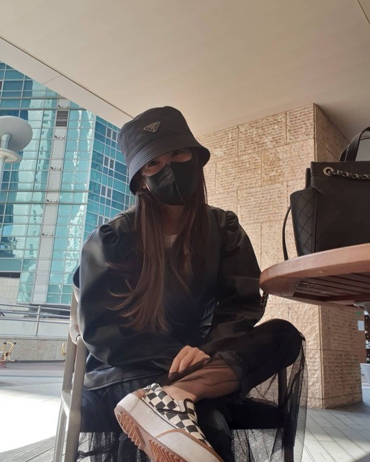 하하♥ 별, 올블랙 패션에 시크세련美..얼굴 꽁꽁 싸매도 매력 눈웃음
