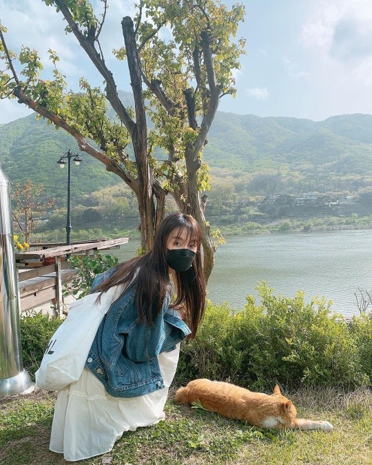 정유미, ♥강타와 데이트 중인가?…사랑스런 길냥이와 힐링 타임