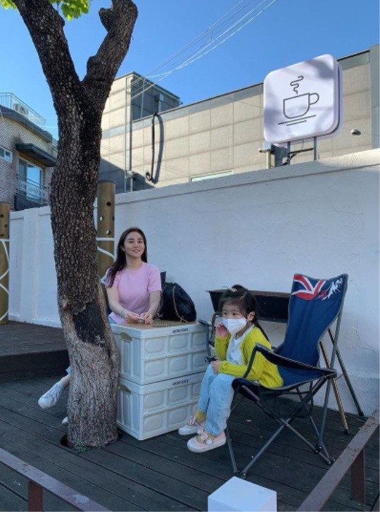 정다은, ♥조우종이 찍어줬나…딸과 함께한 동네 구경 나들이