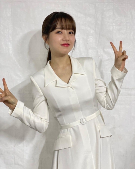 박보영, 순백의 원피스 입고 심쿵 브이..초동안 뽀블리 매력에 풍덩