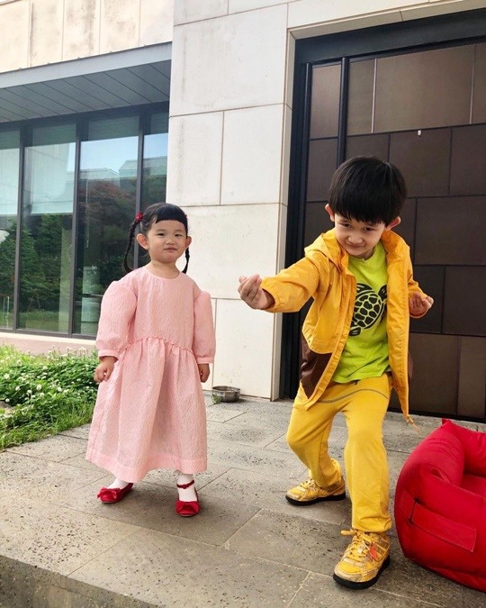 봉태규♥하시시박 딸 본비, 엄마가 골라준 옷 입고 꽃받침..유치원 생파