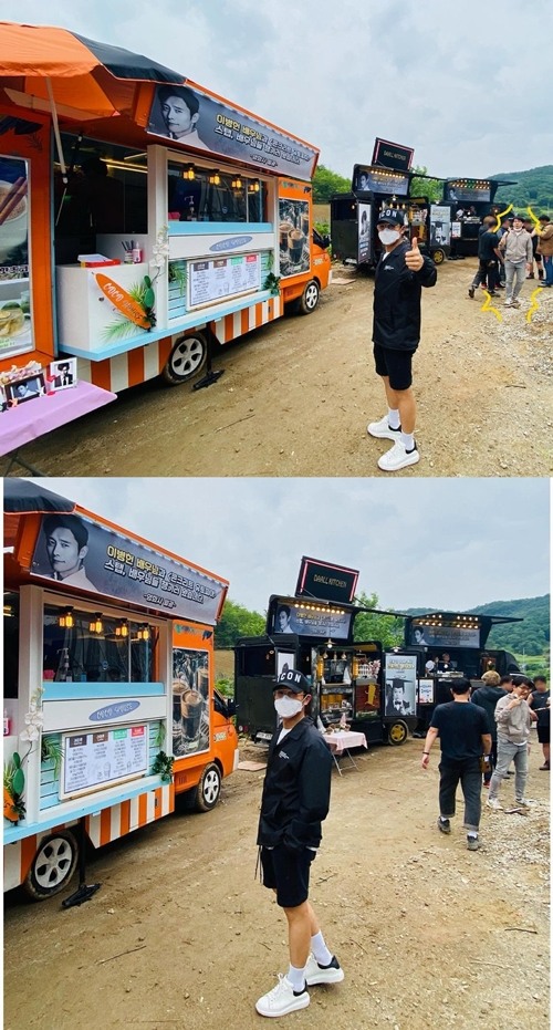 이병헌, 닭꼬치 서포트에 엄지 척..서있기만 해도 배우 포스
