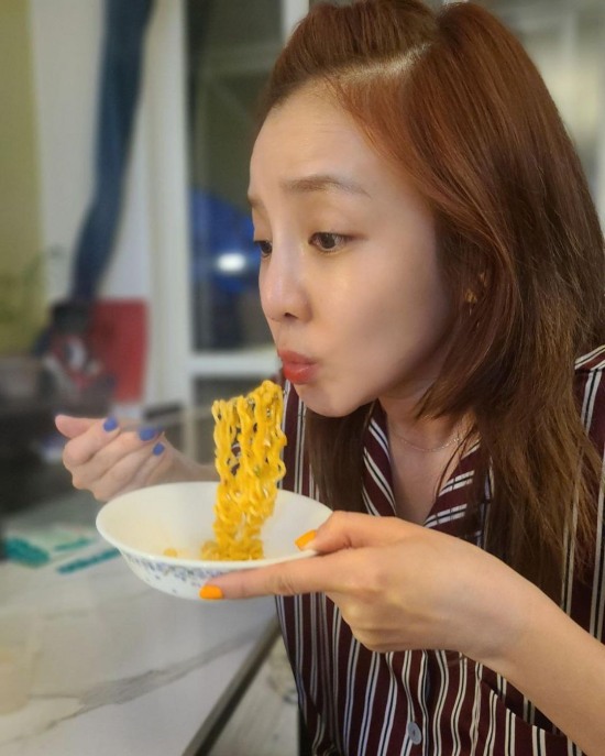 산다라박, 새벽에 먹은것..라면+계란 2개+와인 다이어트 대실패!