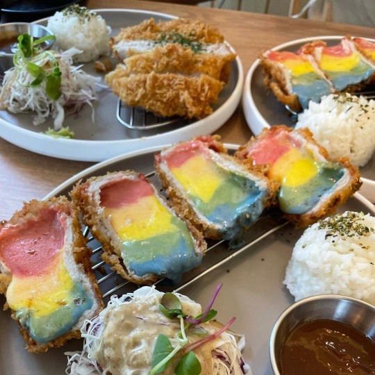 왕빛나 심지어 맛도 있다고..이게 머선일? 신기방기한 무지개 돈가스