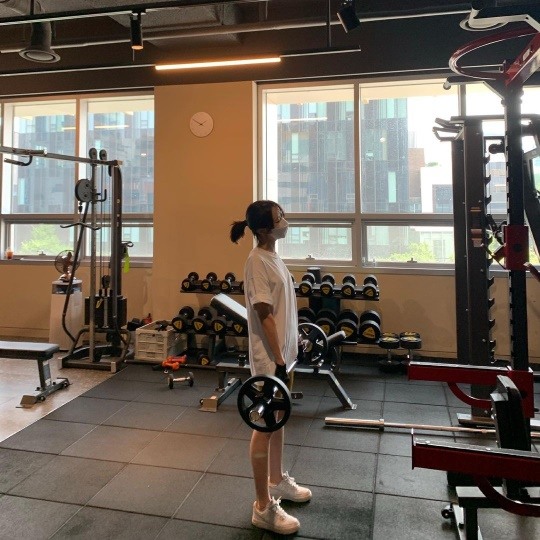표예진, 종아리가 너무 한줌이네..헬린이 앙상한 각선미