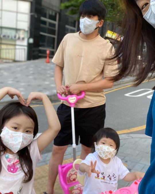 홍경민 딸 라원, 귀여운 6살 꼬마 숙녀..아빠 붕어빵이네