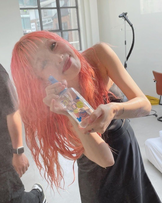 던♥ 현아, 젖은 형광오렌지 헤어로 상큼섹시..몸매는 여리여리