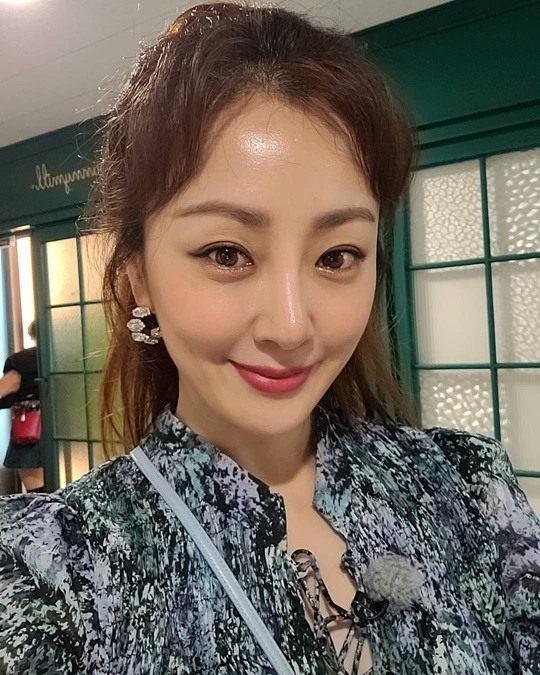 오나라, 화려하게 꾸미고 동안 미모 자랑..예쁘긴 진짜 예뻐