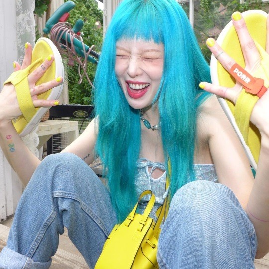 던♥현아, 욕조서 섹시미 폴폴..블루 헤어로 청량 인간소다 등극