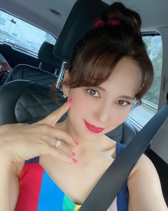 에바 포피엘, 매혹적인 눈빛..오늘은 나의 육아 파트너와 함께