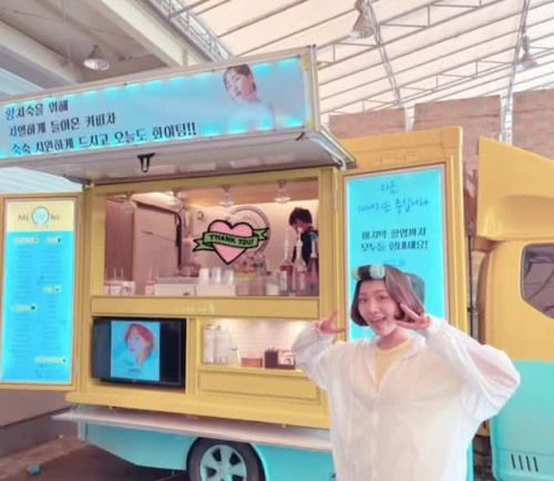 최희서, 신현빈 커피차 앞 깜찍 애교 겨울쌤 감사해유