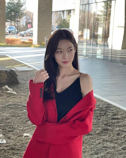 공승연, 한쪽 어깨 노출..세상 도도한 차도녀