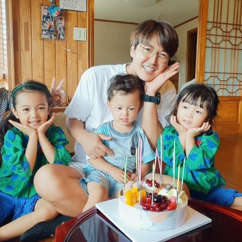 메이비♥ 윤상현, 세자녀와 생일파티..보기만 해도 배부를듯