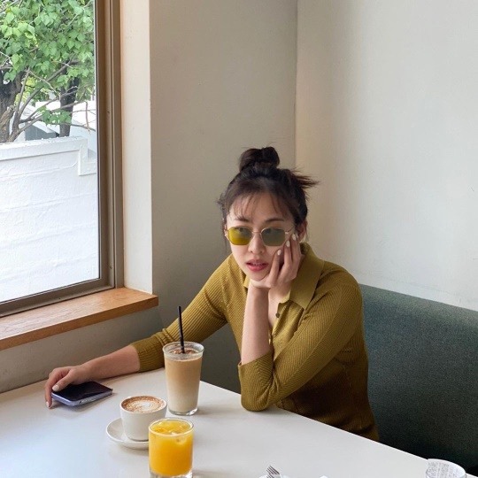 씨스타 다솜, 카페에서 빵-음료 먹으며 힐링중..여유로운 일상