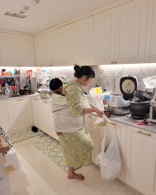정미애, 현실엄마 모드 ON..6人 대가족 주방에서 아들 업고 분주