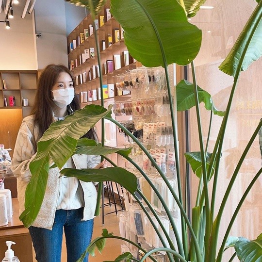 오상진♥ 김소영, 책방 사장님의 출근룩..식물 자르러 출장