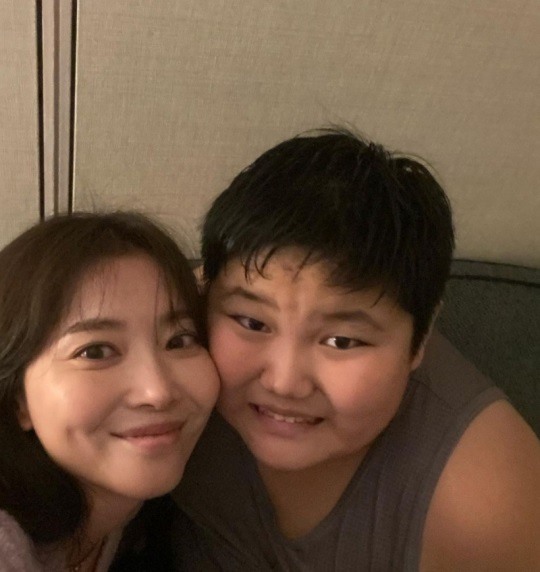 오윤아, 아들 민이에게 뽀뽀 받는 소중한 생일..아들 키울 맛 나겠네