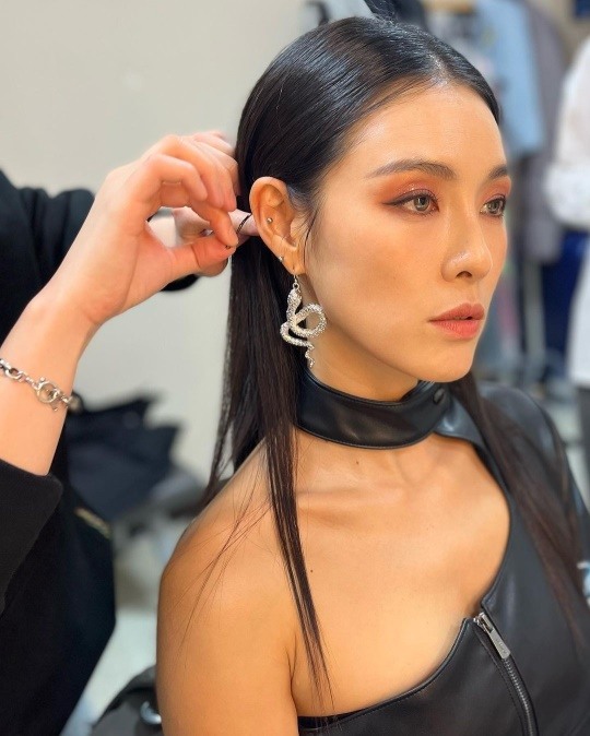 가희, 가죽이 모자랐나..아찔 노출 의상에 남편도 놀라겠네