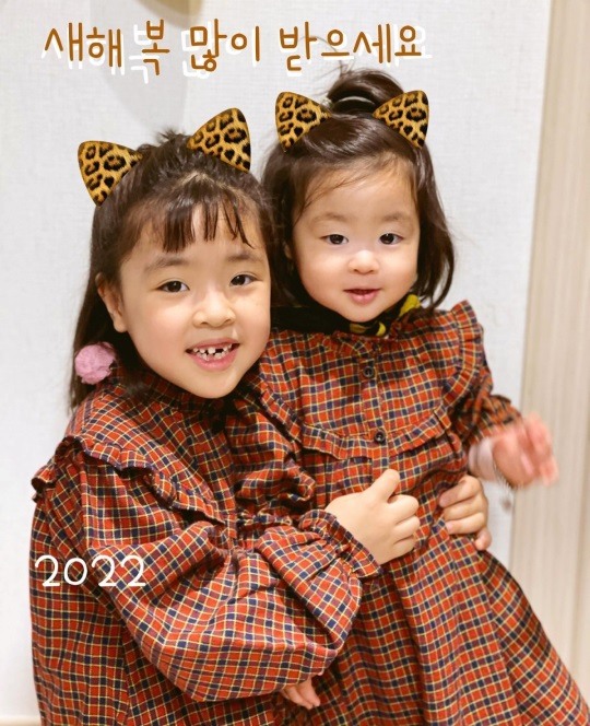 이윤지 딸 라니X소울, 똑같은 원피스 입고 다정한 새해인사..복 많이 받으세요