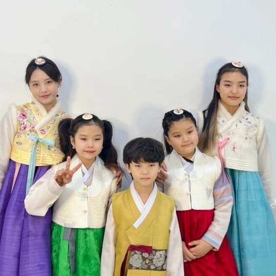 이동국 오남매, 한복 입고 단체 세배샷..자식농사 잘 지었네