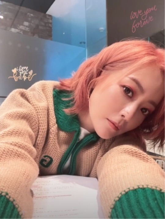 김희선, 핑크 머리에 핑크 아이섀도까지..뭐든 다 찰떡인 톱배우 클래스
