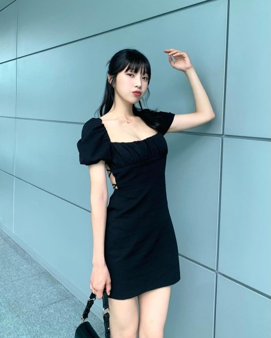 크러쉬♥조이, 끈으로만 겨우 가린 등..아찔한 미니드레스 러블리