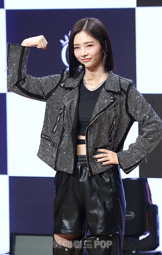 [포토]퀸즈아이 아윤, 파워풀한 열정