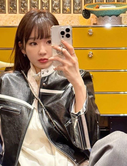 강민경, 논란 후 데뷔 15주년 자축..앞머리 자르고 리즈