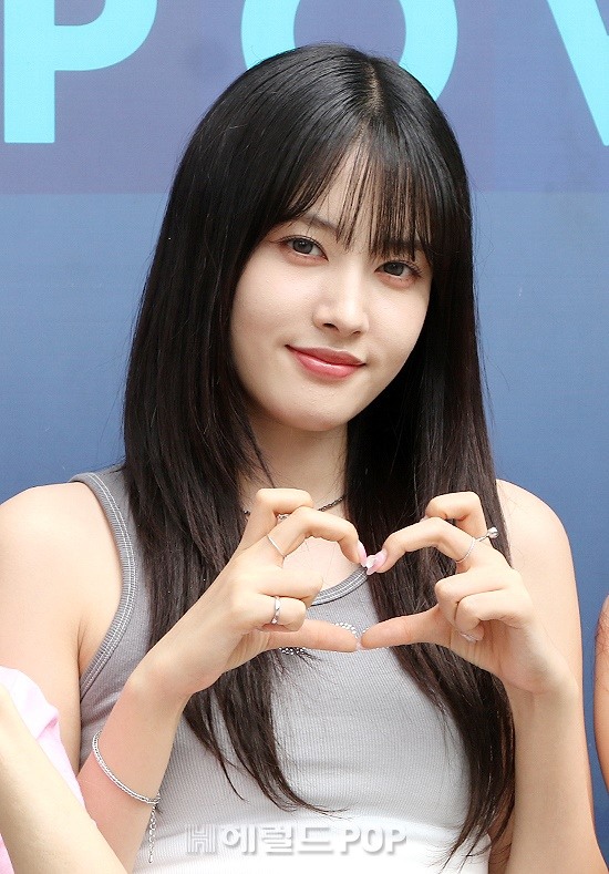 [포토]스테이씨 윤, 심쿵 고양이