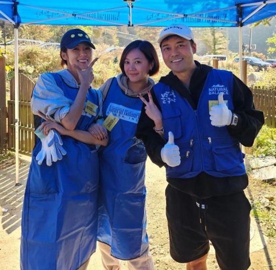 고은아. 전현무와 다정하게 팔짱끼고 훈훈..유기견 보호소 봉사활동