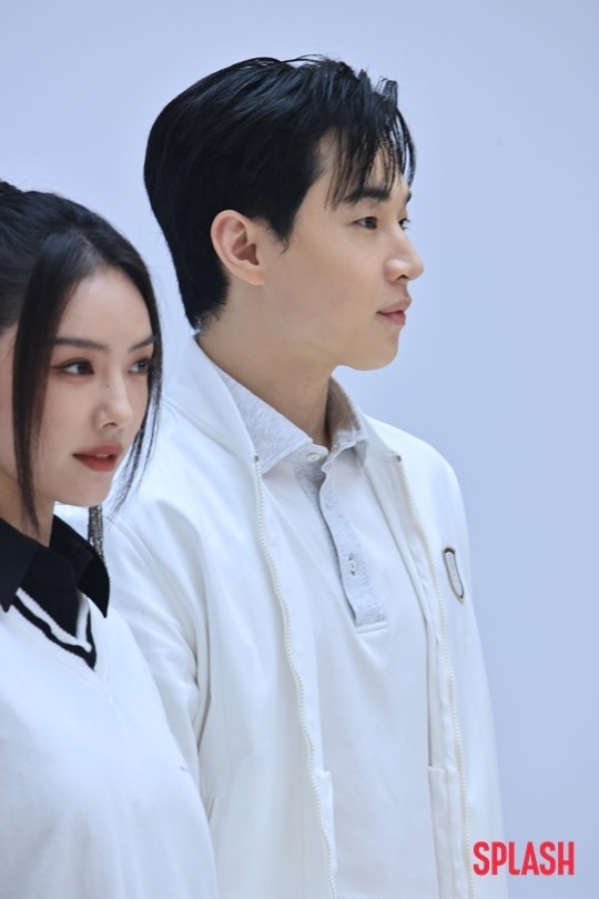 헨리, 중국 상하이서 활동 포착..옆자리 미모의 여배우는 누구?