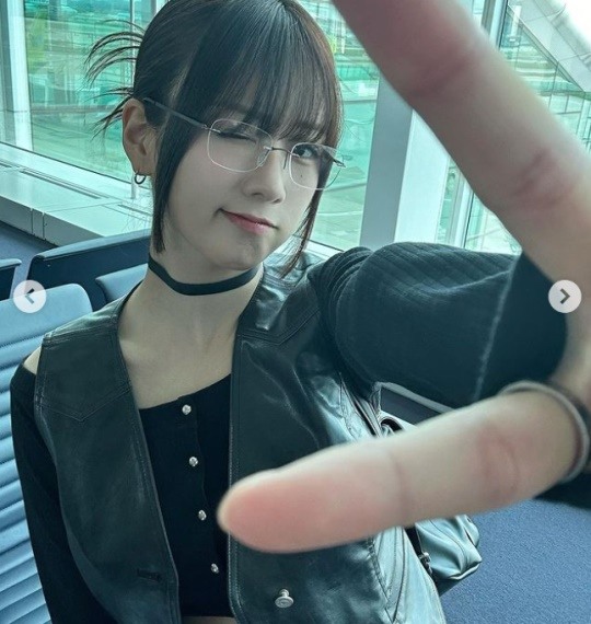 ♥라도 윤보미, 완벽한 긱시크 룩..크롭티 입고 개미허리 자랑