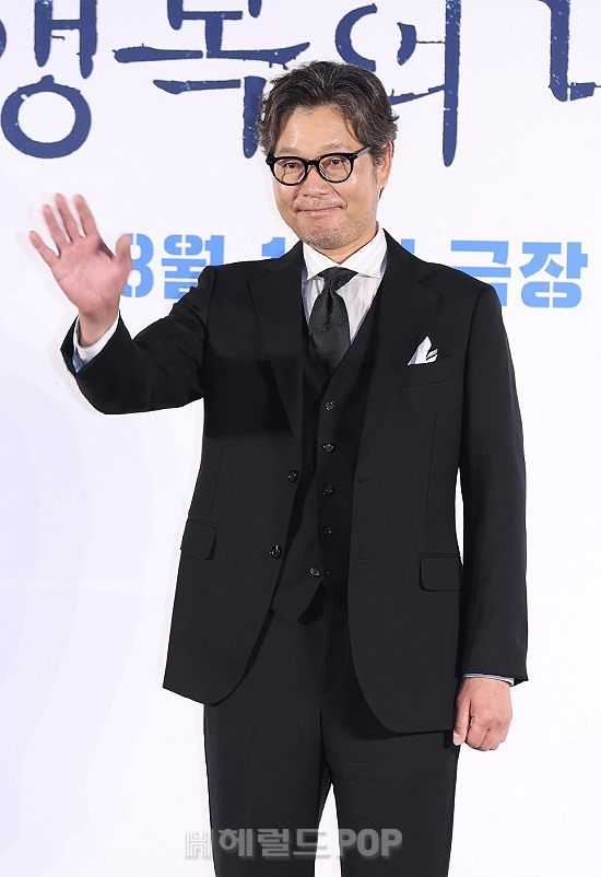 [팝업★]행복의 나라 유재명, 전두환 모티브役에 머리 면도 서울의 봄 황정민과 매력 달라