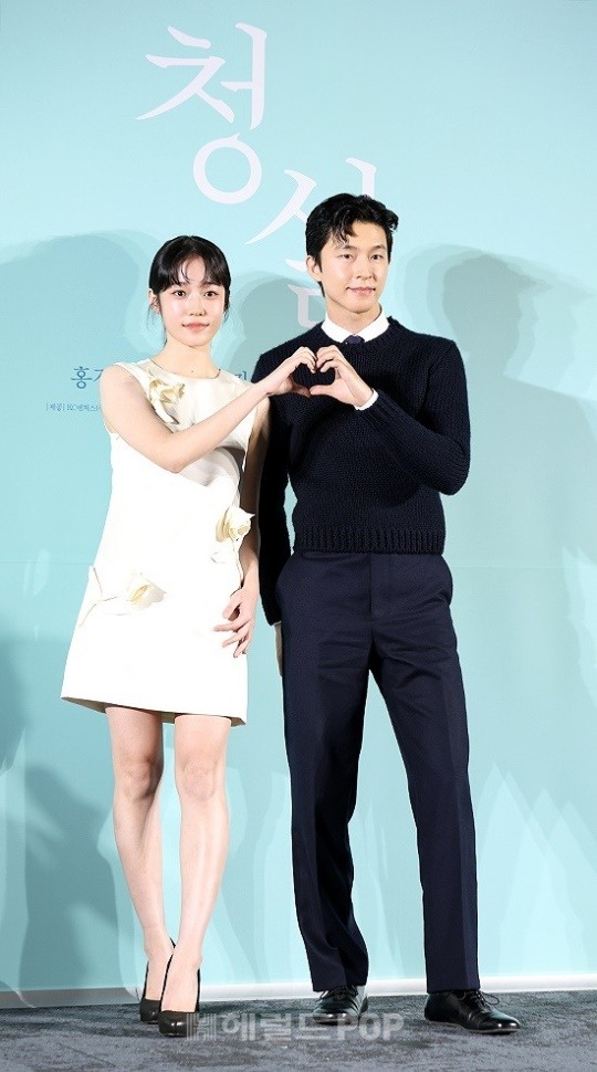 홍경, 촬영 전 대기실서 노윤서에 플러팅 포착 아이구, 예뻐..운명이라 느껴(살롱드립)