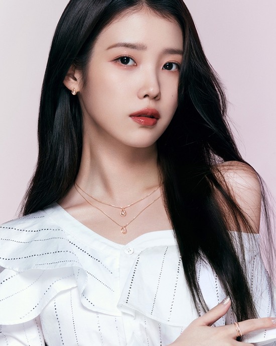 아이유, 디즈니 공주 재질..청순하면서 러블리[화보]