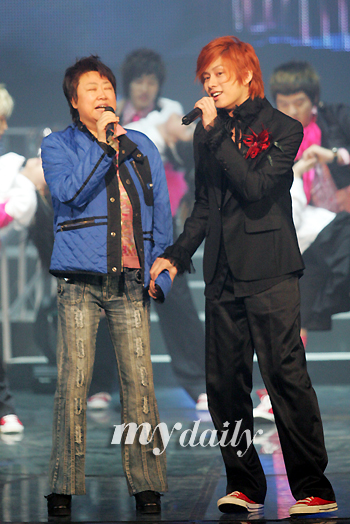 [MD포토] 깜짝무대 방실이와 만난 슈퍼주니어
