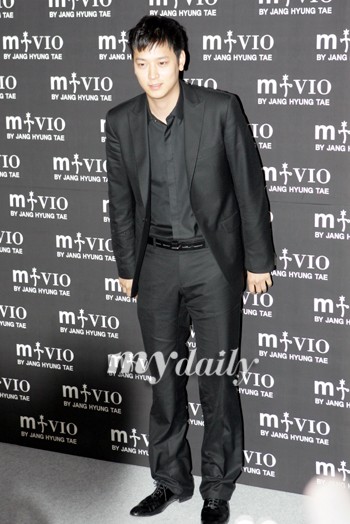 [MD포토] 강동원, 블랙정장으로 멋 좀 냈어요