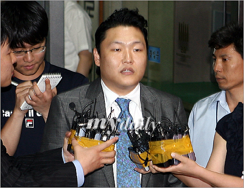 싸이, 8시간 검찰조사 마치고 귀가…