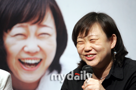 [MD포토] 연극배우 황정민, '포스터랑 웃는 모습 똑같나요'