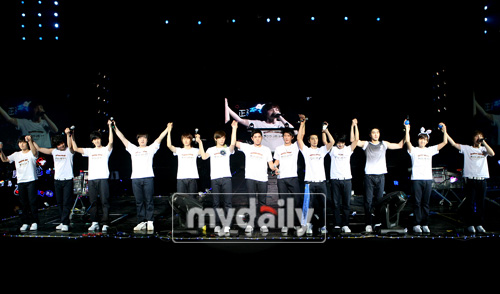 슈퍼주니어, 한국가수 최초 中 난징서 콘서트…2만팬 열광