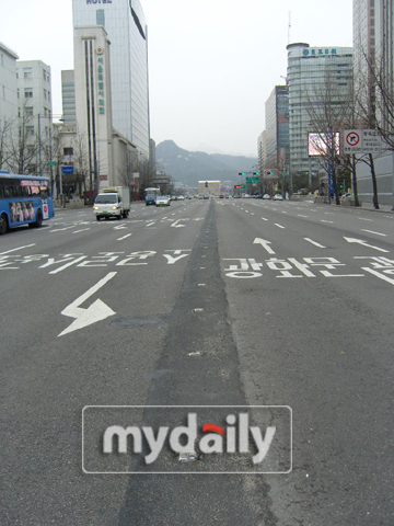 광화문 사거리~서울광장, 중앙선 분수로 물청소…클린로드