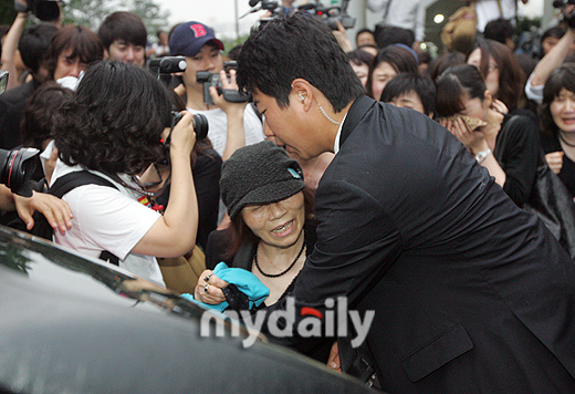[MD포토] (박)용하씨, 가지 마세요…故 박용하 빈소