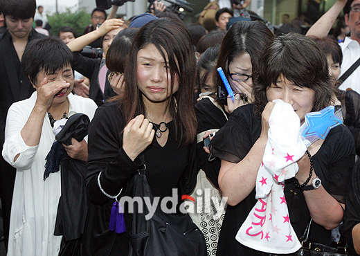 [MD포토] 일본팬들, (박)용하씨 부디 좋은 곳으로 가세요