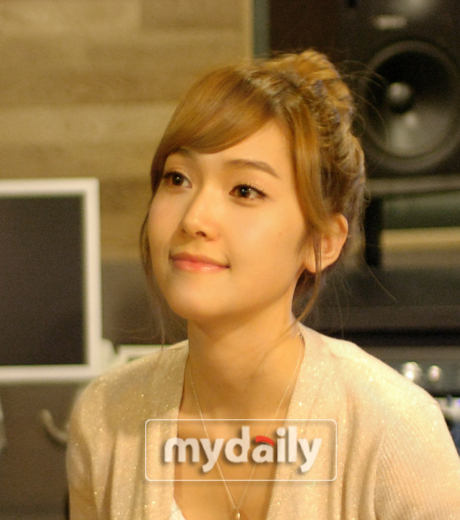 제시카, 녹음실 꿀피부 직찍사진 눈길