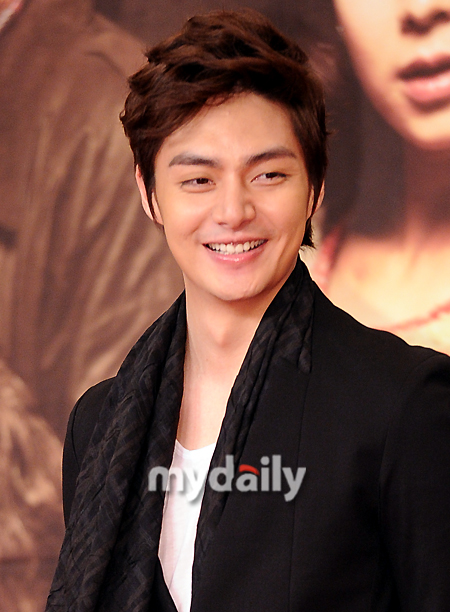 [MD포토] 김준 여심을 사로잡는 꽃미소