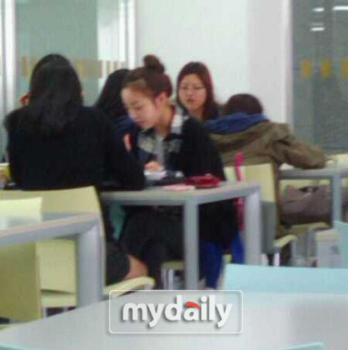 신입생 구하라, 성신여대 학생식당서 점심 눈길