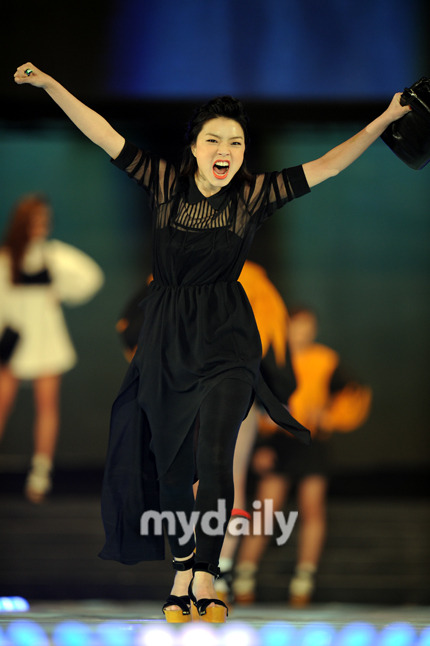 [MD포토]패션쇼 등장한 안영미 할리라예~
